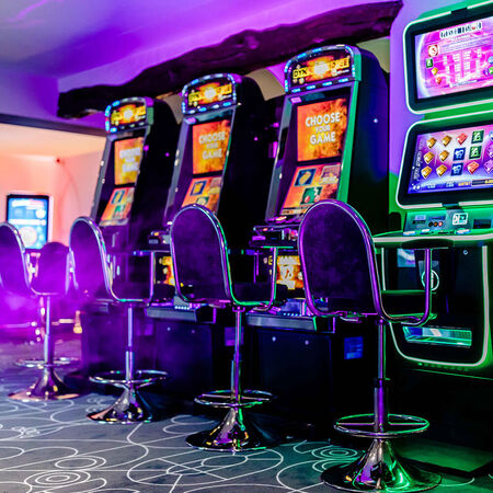 TWEE VERNIEUWDE CASINO'S. 